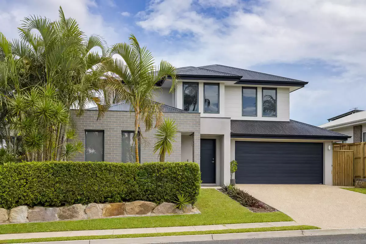 Roof cleaning in North Lakes